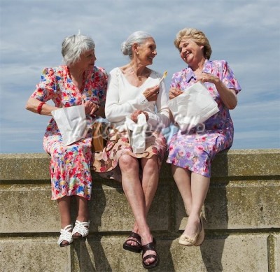 700-00606955 © Masterfile Model Release: Yes Property Release: No Model Release Women Eating Lunch on Brick Wall